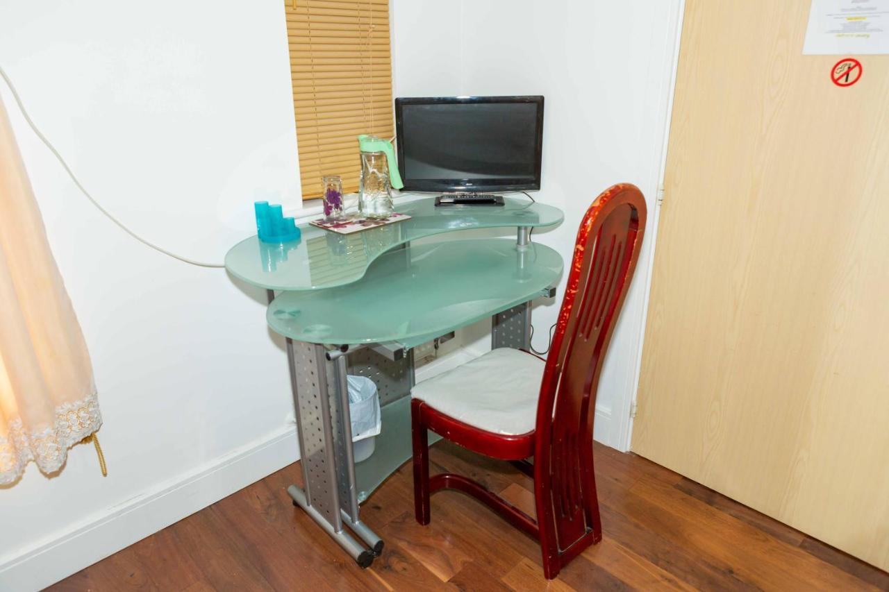 Yiewsley Benjamin Guest House מראה חיצוני תמונה