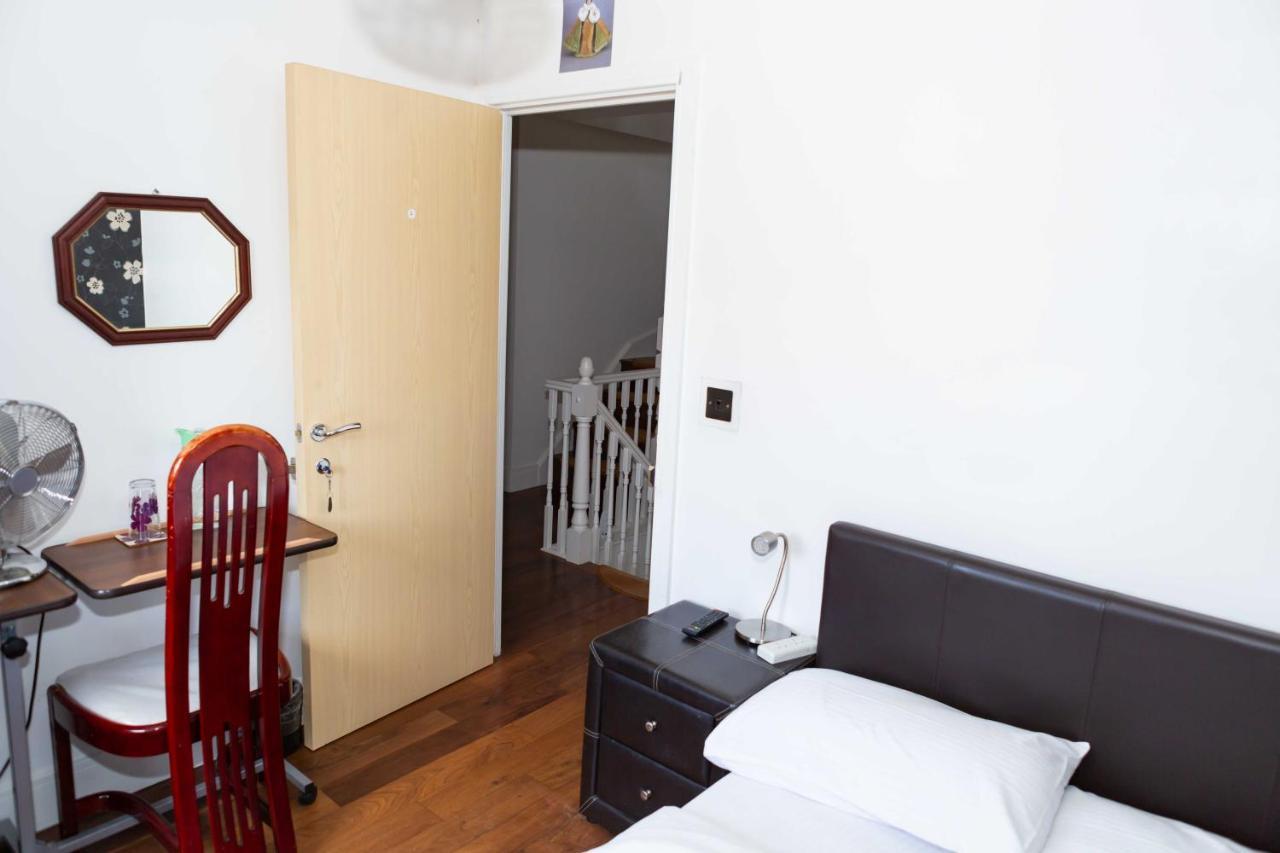 Yiewsley Benjamin Guest House מראה חיצוני תמונה