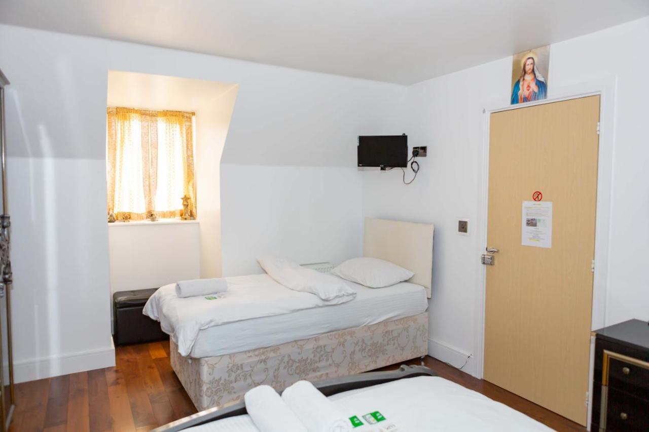 Yiewsley Benjamin Guest House מראה חיצוני תמונה