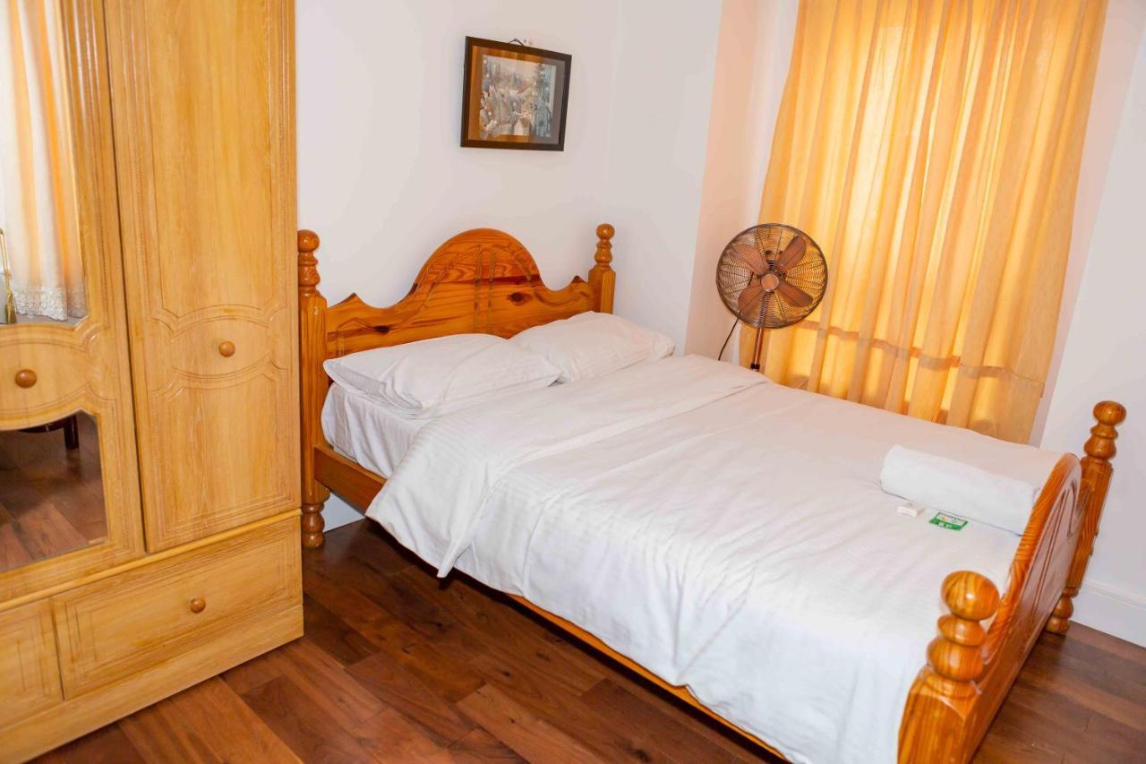 Yiewsley Benjamin Guest House מראה חיצוני תמונה