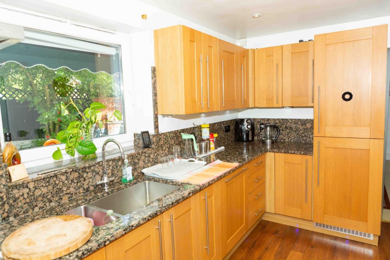 Yiewsley Benjamin Guest House מראה חיצוני תמונה