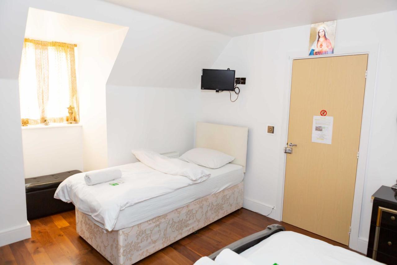 Yiewsley Benjamin Guest House מראה חיצוני תמונה